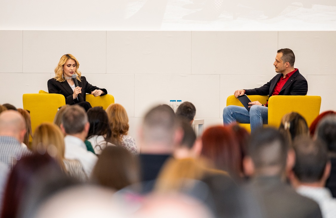 Maria_Bakalova_talking_CC_sm